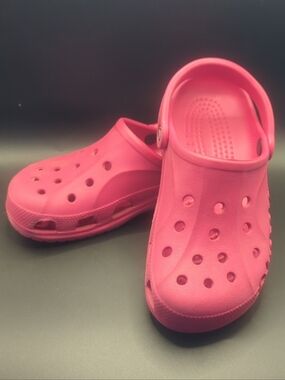 Crocs Baya- Dark Pink - Unisex Size Women 7 / Men 5 - Light Weight- Gently Used